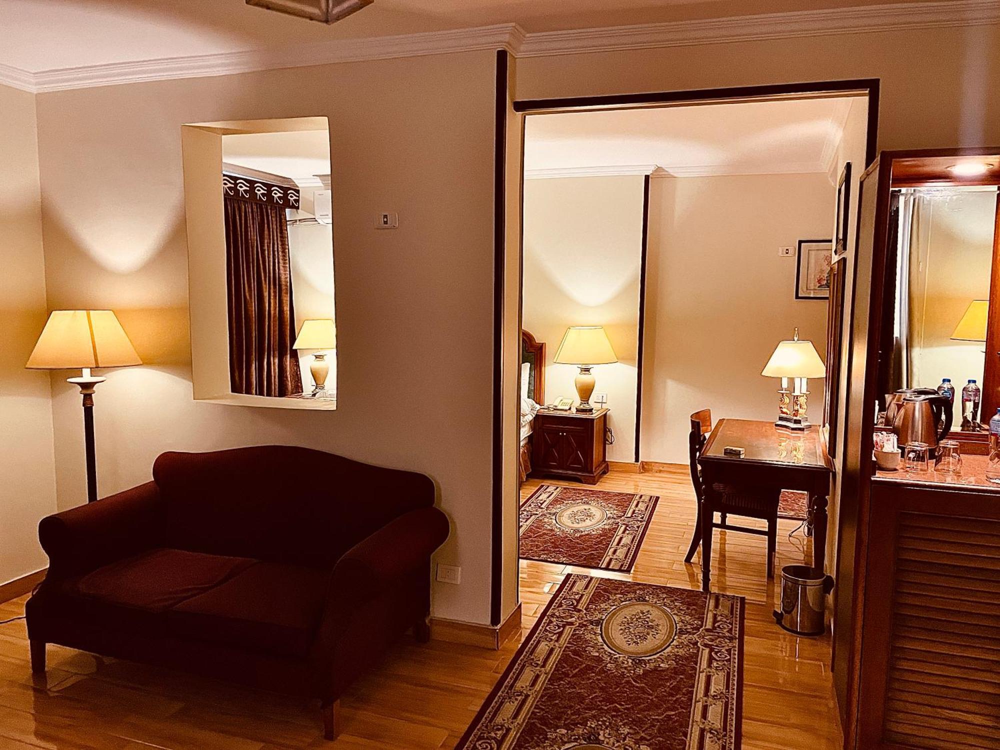 Pyramids Tower Inn Nazlet el-Sîsi Extérieur photo