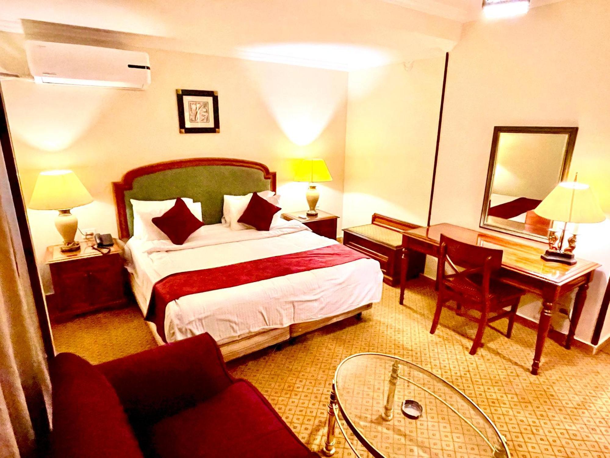 Pyramids Tower Inn Nazlet el-Sîsi Extérieur photo