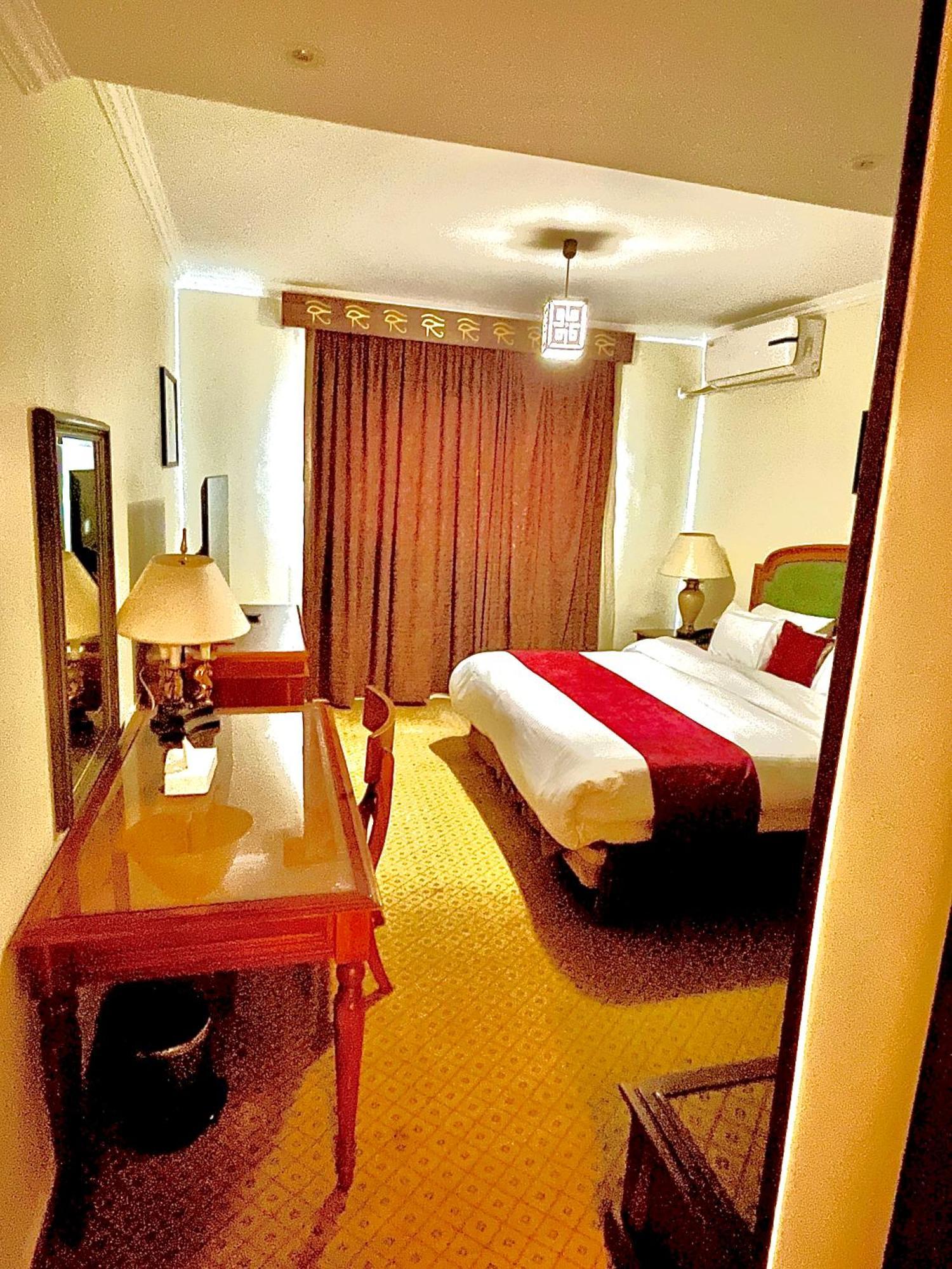 Pyramids Tower Inn Nazlet el-Sîsi Extérieur photo
