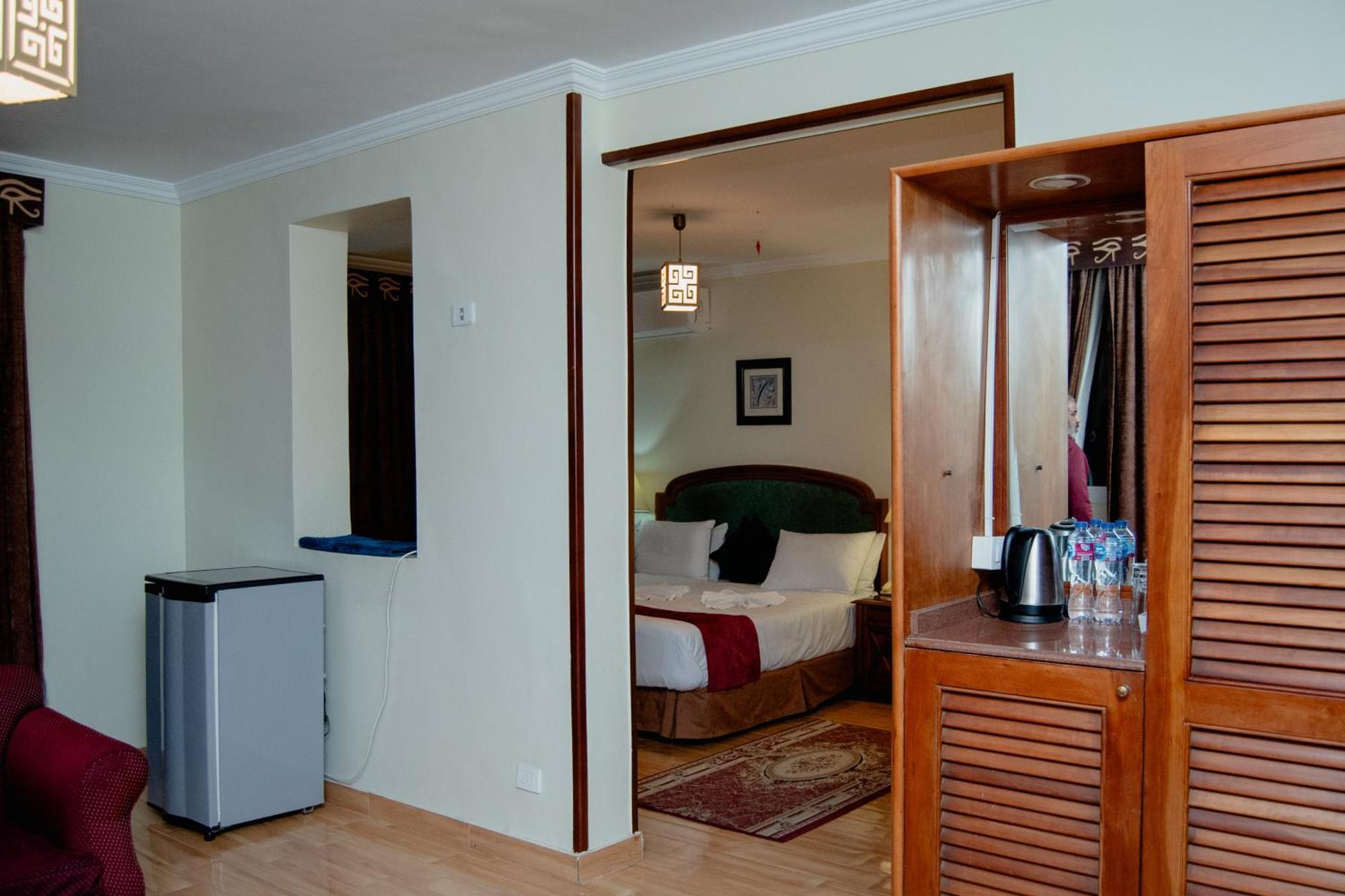 Pyramids Tower Inn Nazlet el-Sîsi Extérieur photo