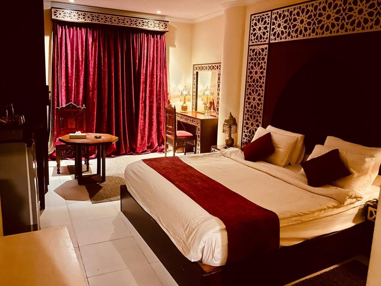 Pyramids Tower Inn Nazlet el-Sîsi Extérieur photo